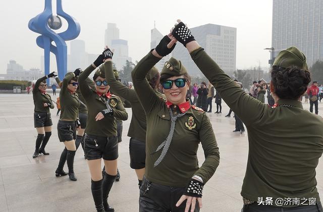 最新广场舞火辣辣的爱，舞动人生，释放自信与成就感的激情交响曲